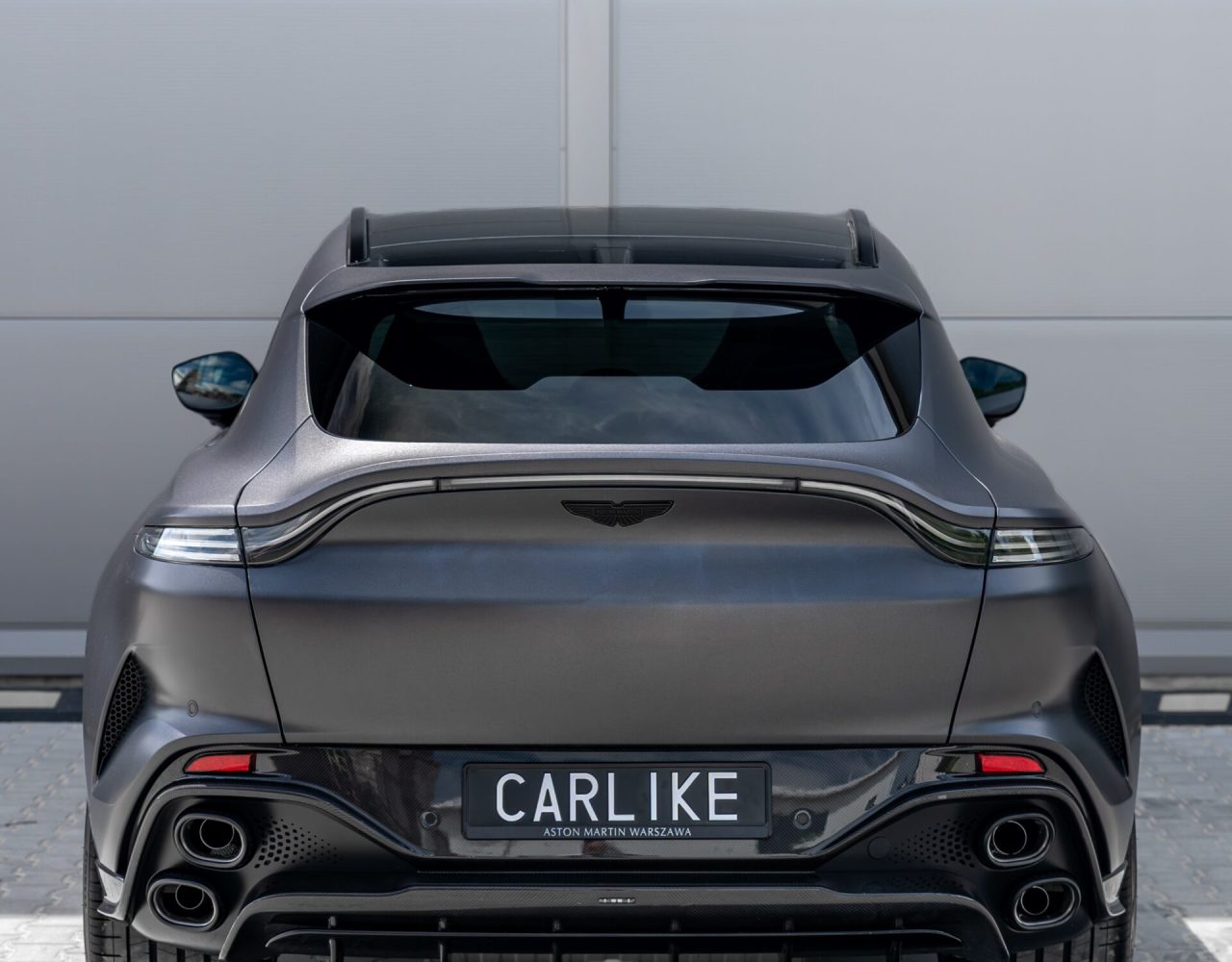 aston-martin-dbx-02