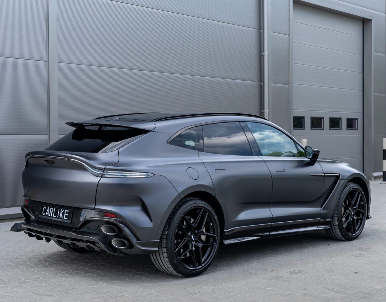 aston-martin-dbx-03