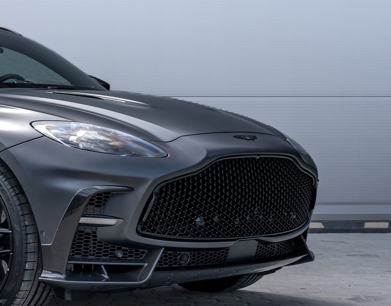 aston-martin-dbx-04