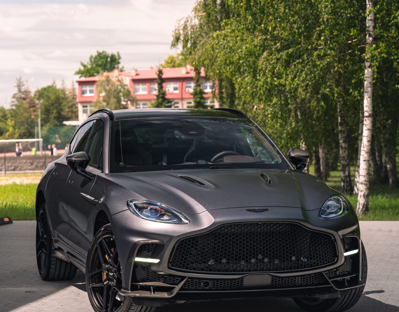 aston-martin-dbx-05