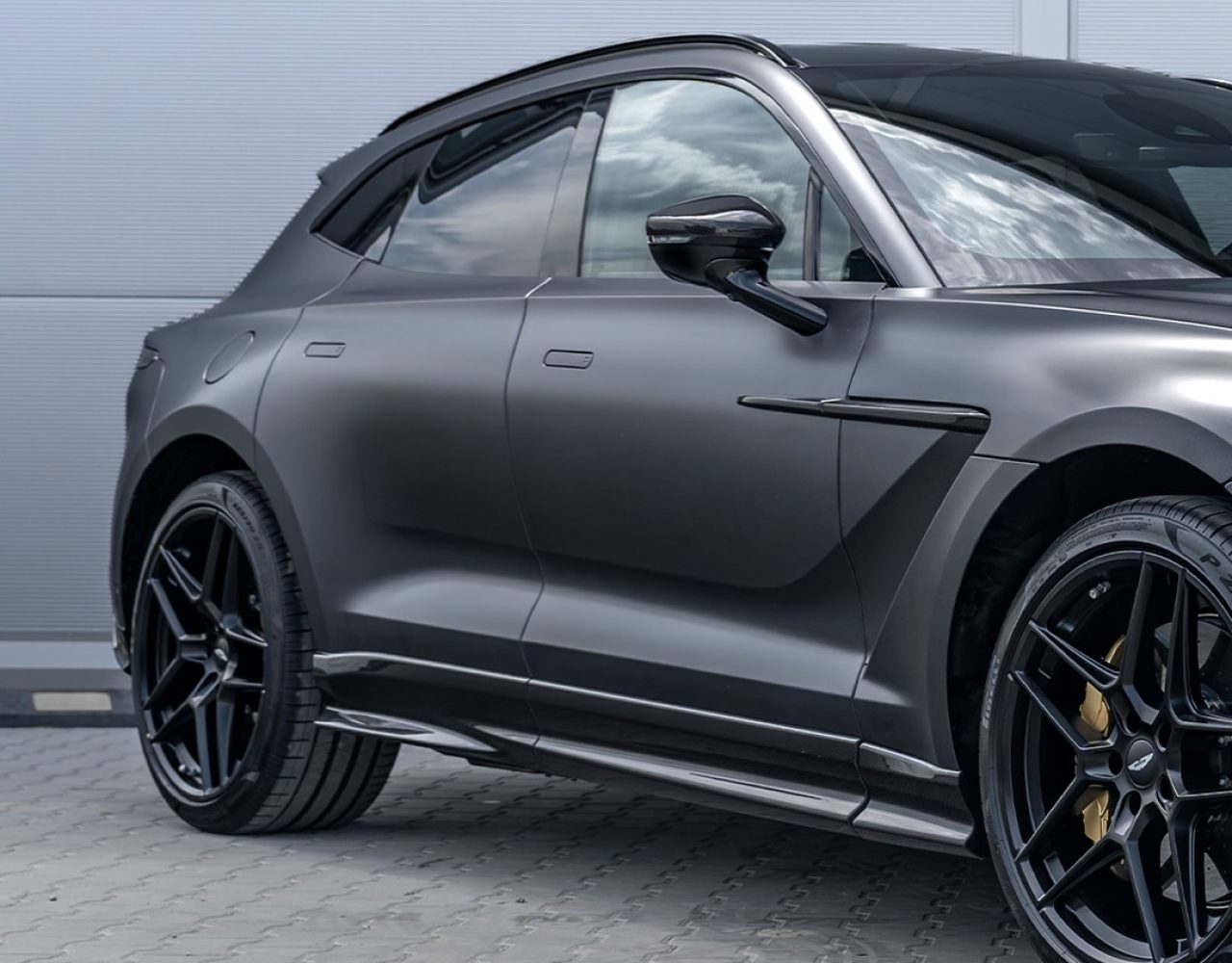 aston-martin-dbx-07