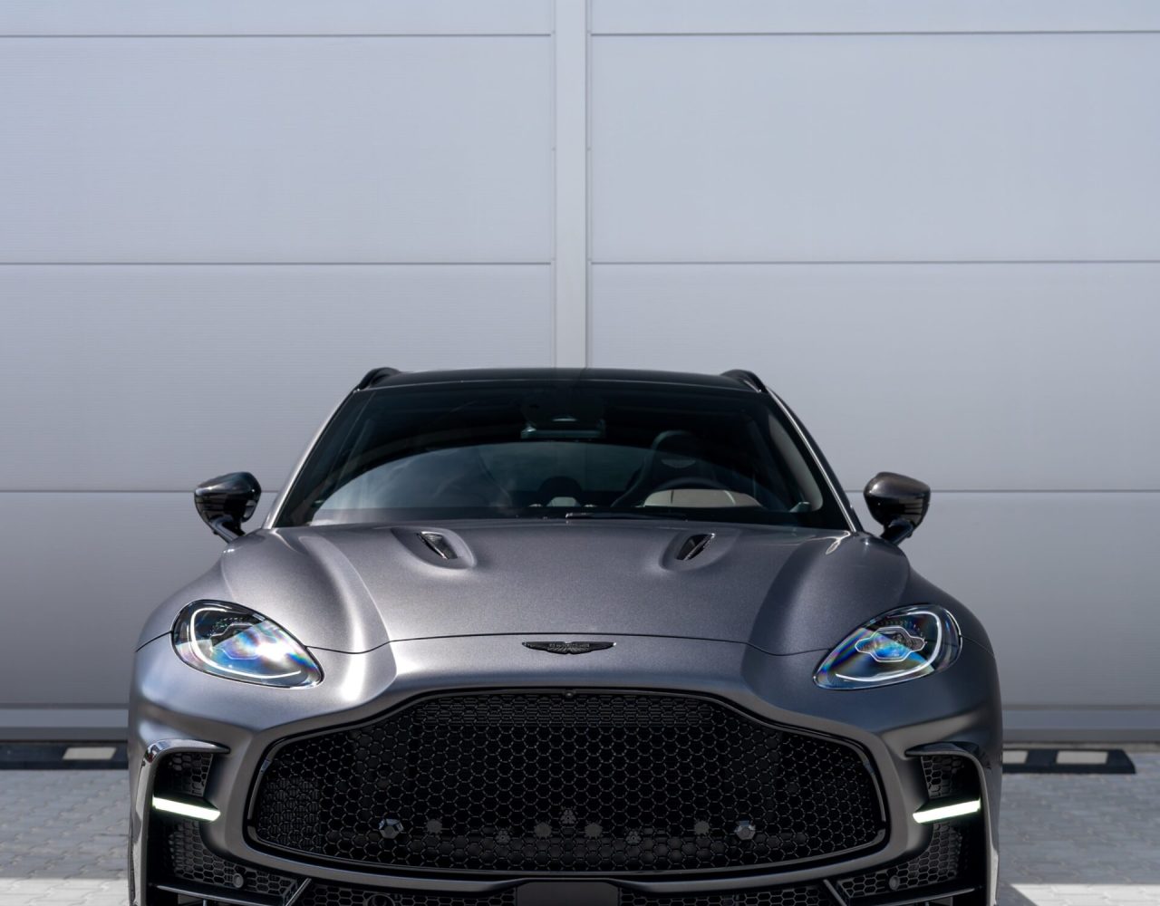 aston-martin-dbx-08